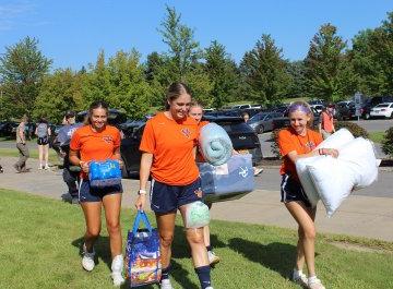 Student Athletes help new students move in Fall 2023