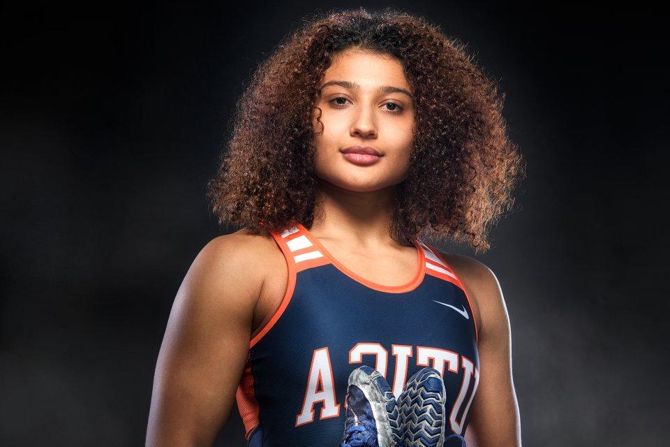 Jazmene Molina in a 尤蒂卡先锋 jersey, stands against a black background.